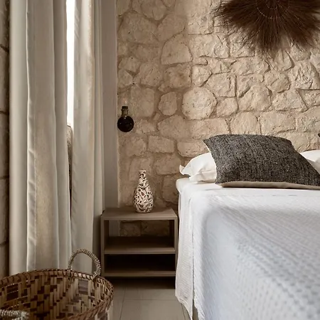 Avesta Private - Niovi Vlikhón