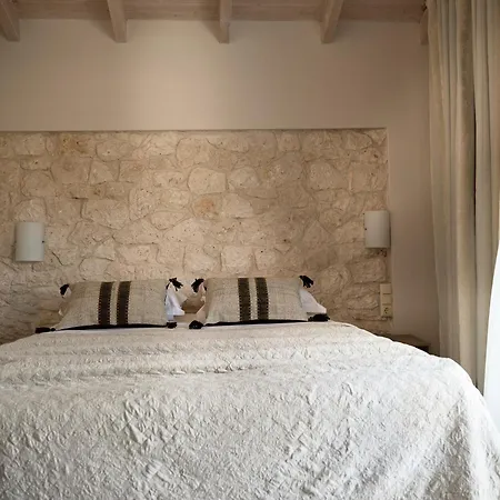 Avesta Private - Niovi Vila *