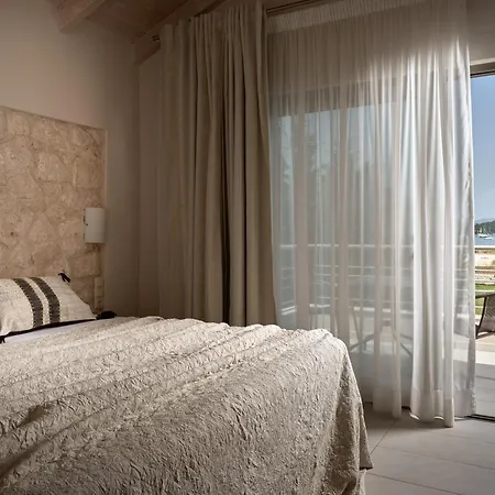 Avesta Private - Niovi Vila *