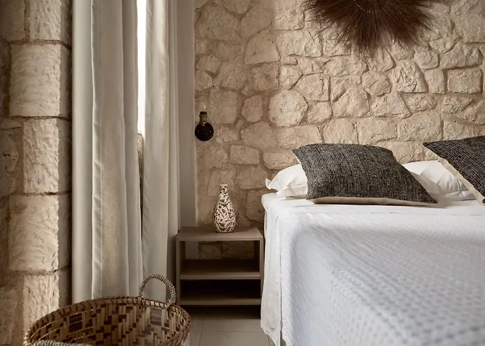 Avesta Private - Niovi Vlikhón