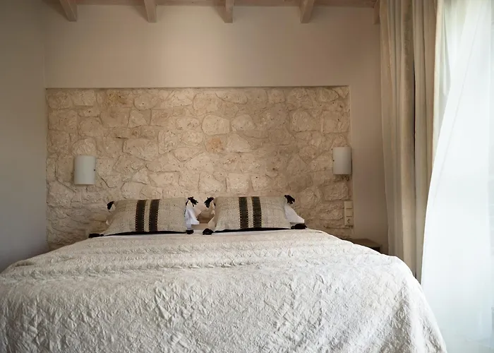 Avesta Private - Niovi Vila *